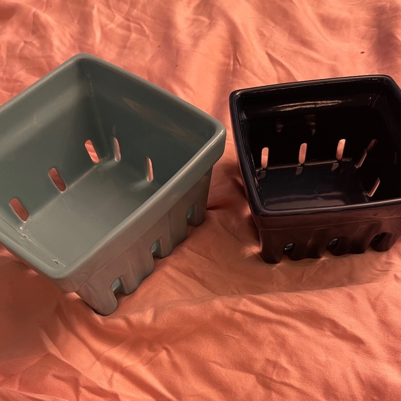 Katie Kime set of two berry colanders - Picture 2 of 2